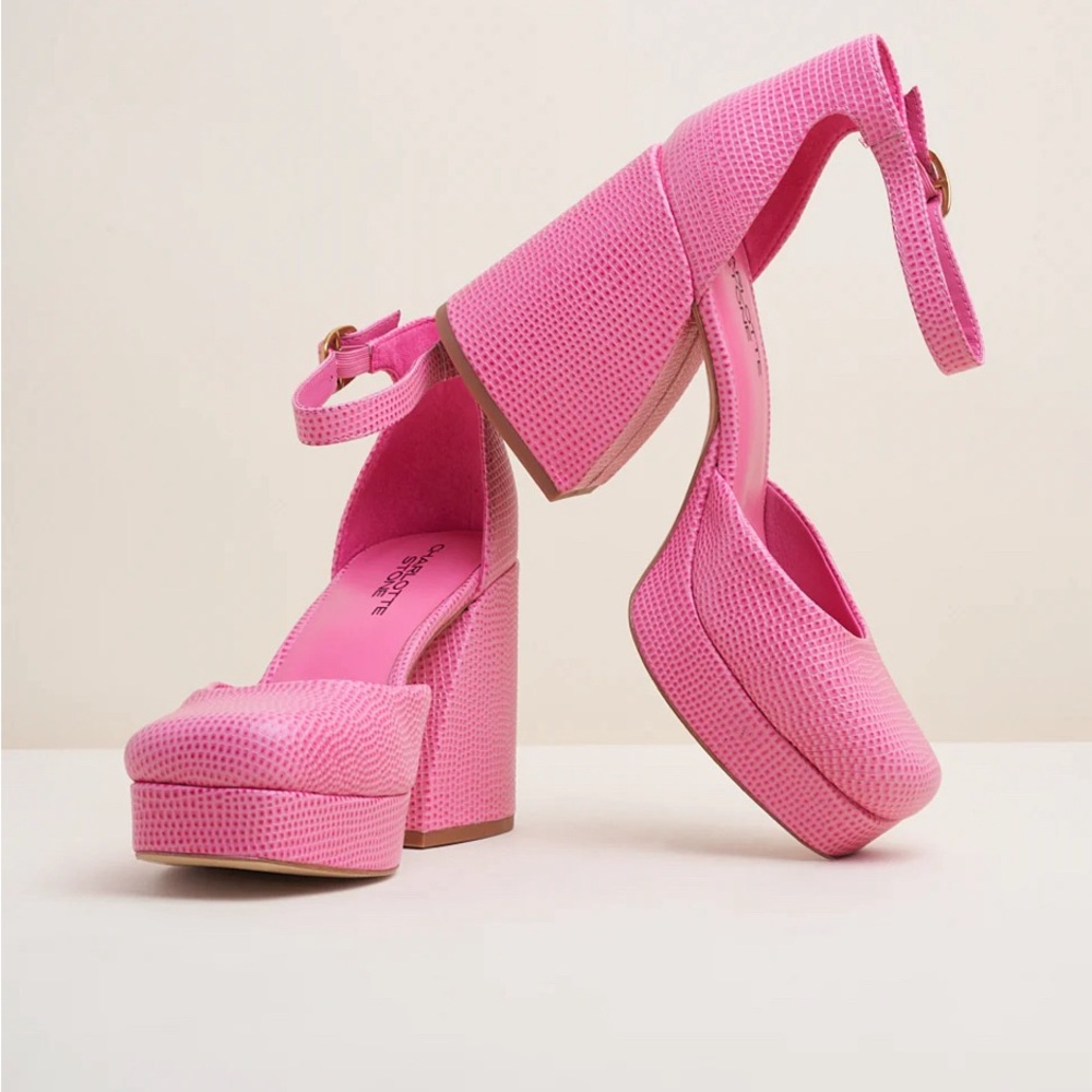 Mary Jane: Chunky 3.75" sculpted heel and a sturdy 1" platform.